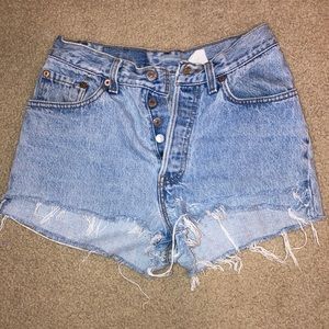 LEVI DISTRESSED JEAN SHORTS